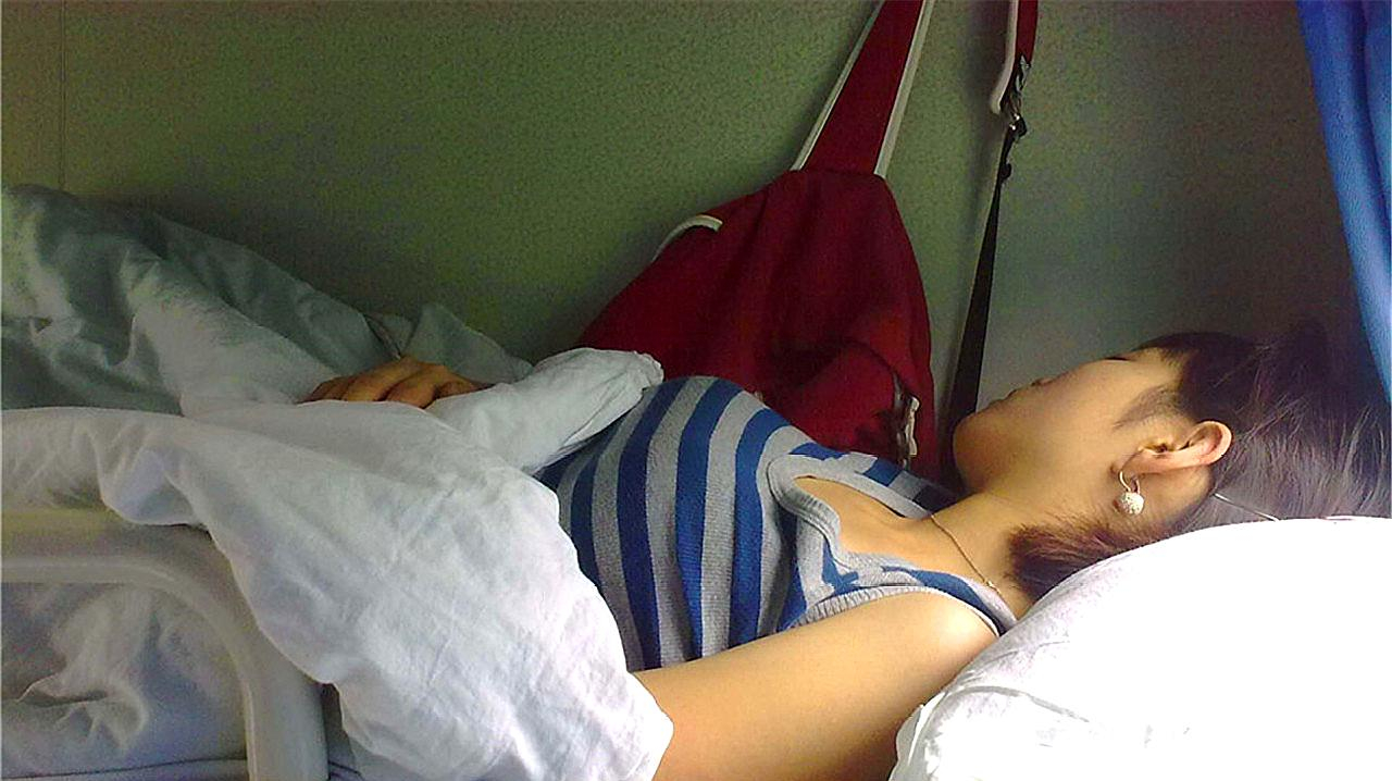 乘火车睡卧铺时要不要妥协?看完涨知识了