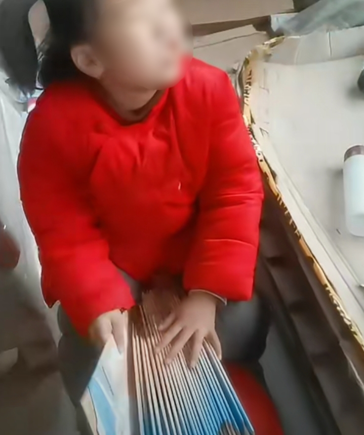 七岁失明女孩连续三年放学后去工厂帮母亲干活走红