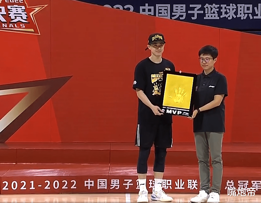 辽宁男篮|姚明缺席颁奖典礼！录视频恭喜辽宁夺冠，辽篮大合影杨鸣细节太暖心