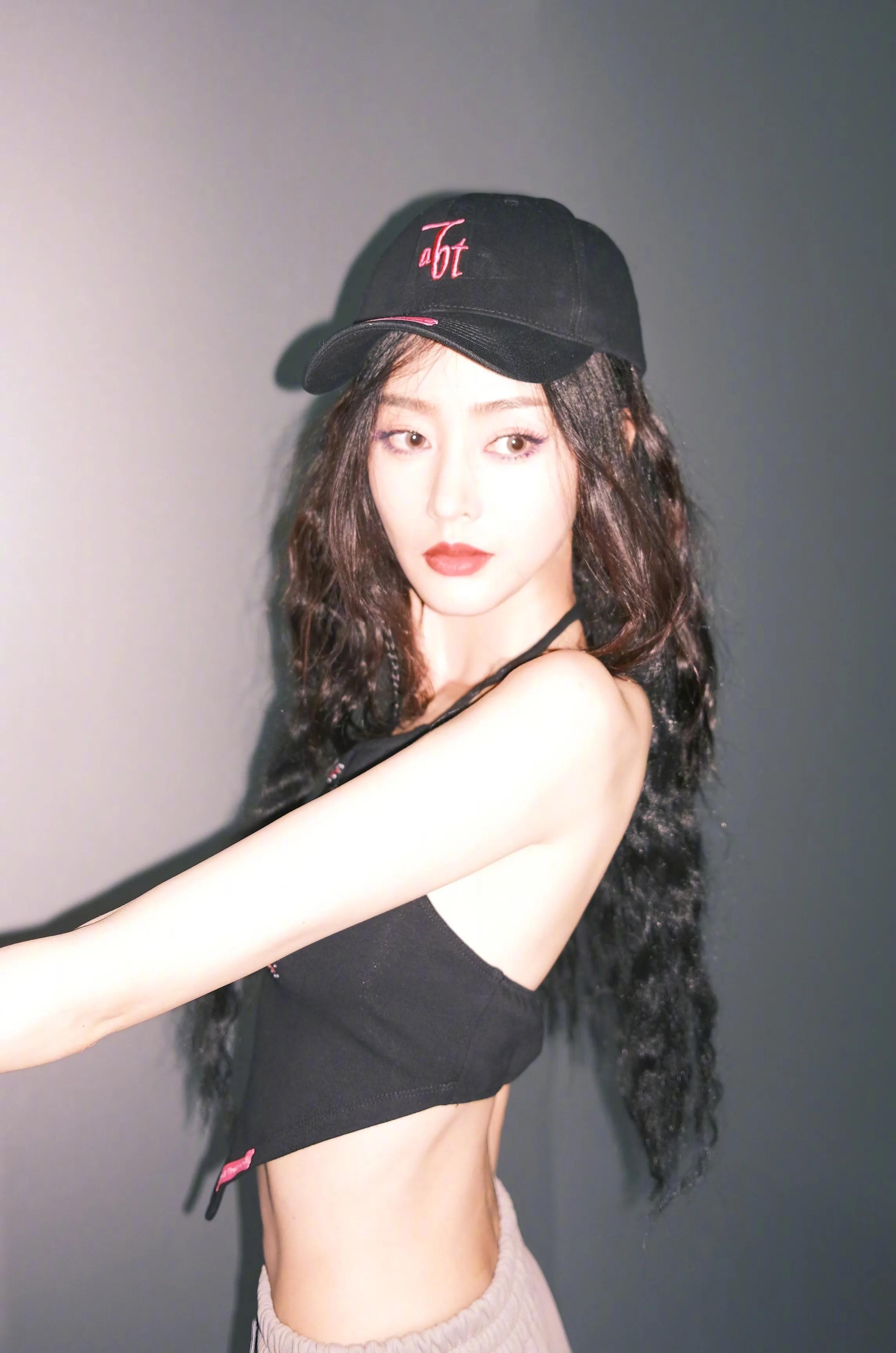 张天爱|张天爱自曝五音不全唱歌需用笔记标注，网友：这是加密版武林秘籍