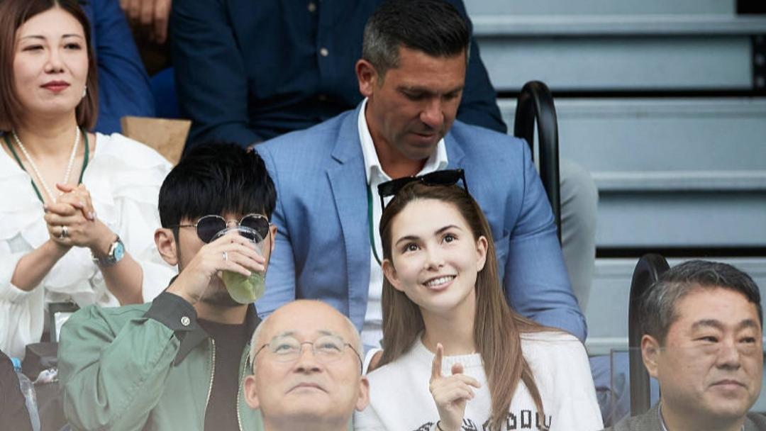 周杰伦|周杰伦携昆凌现身2023男单澳网决赛