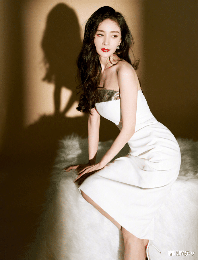 杨幂|杨幂最新时尚大片释出！穿抹胸裙秀火辣身材，水蛇腰大长腿太吸睛