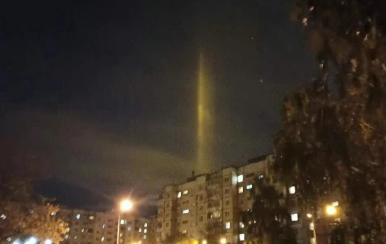 外星“传送门”?俄罗斯夜空惊现神秘光柱,直冲云霄,到底是什么