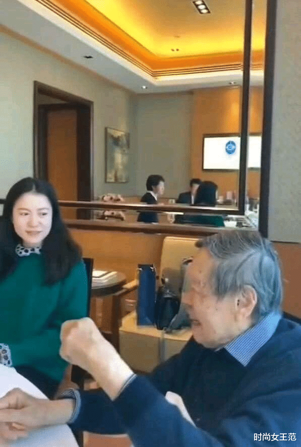 中国儿童|杨振宁的家族合影照，翁帆依偎一起甜如初恋，没滤镜加持素颜清秀