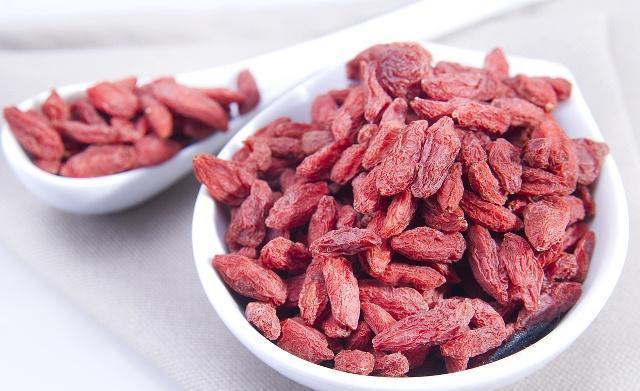 菊花|每天用枸杞和菊花泡水喝，身体会发生什么？这些变化错过了太可惜