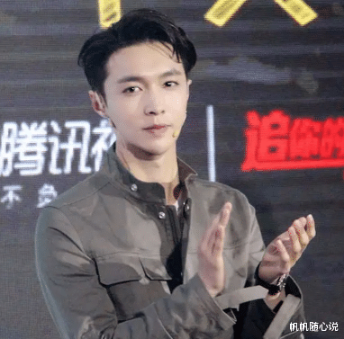 张艺兴|张艺兴银发蓝色镂空毛衣造型吸睛,粉丝纷纷点赞:疯狂心动。