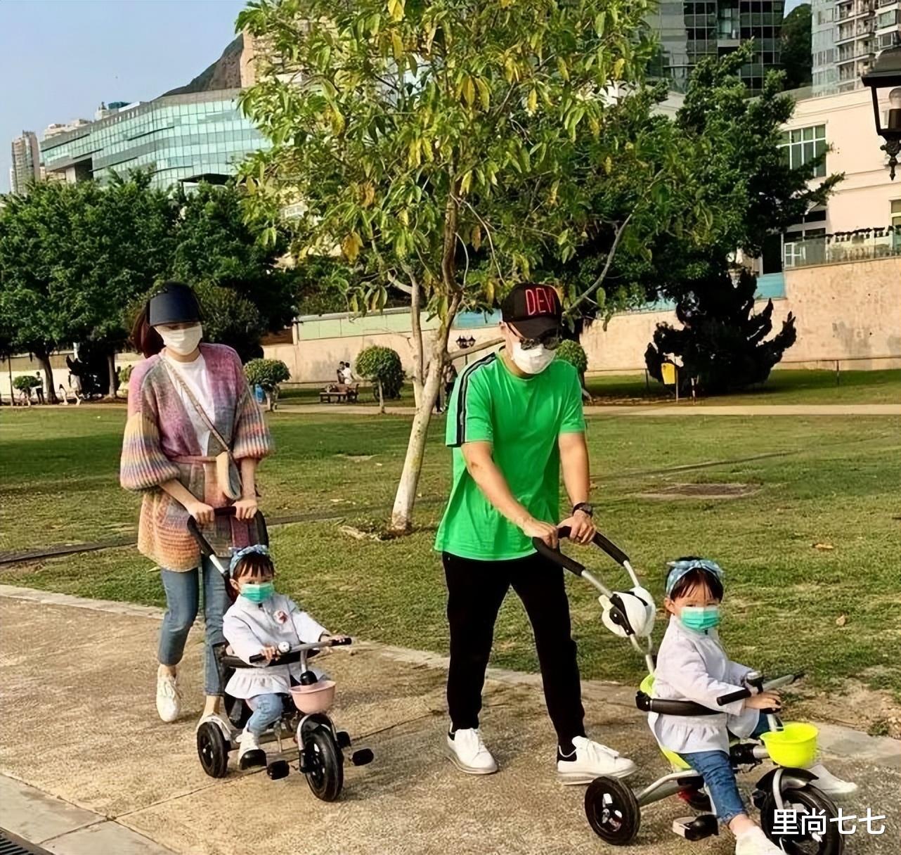 熊黛林祖孙三代游玩，她打扮时髦还像单身，娘家妈朴素婆婆阔气