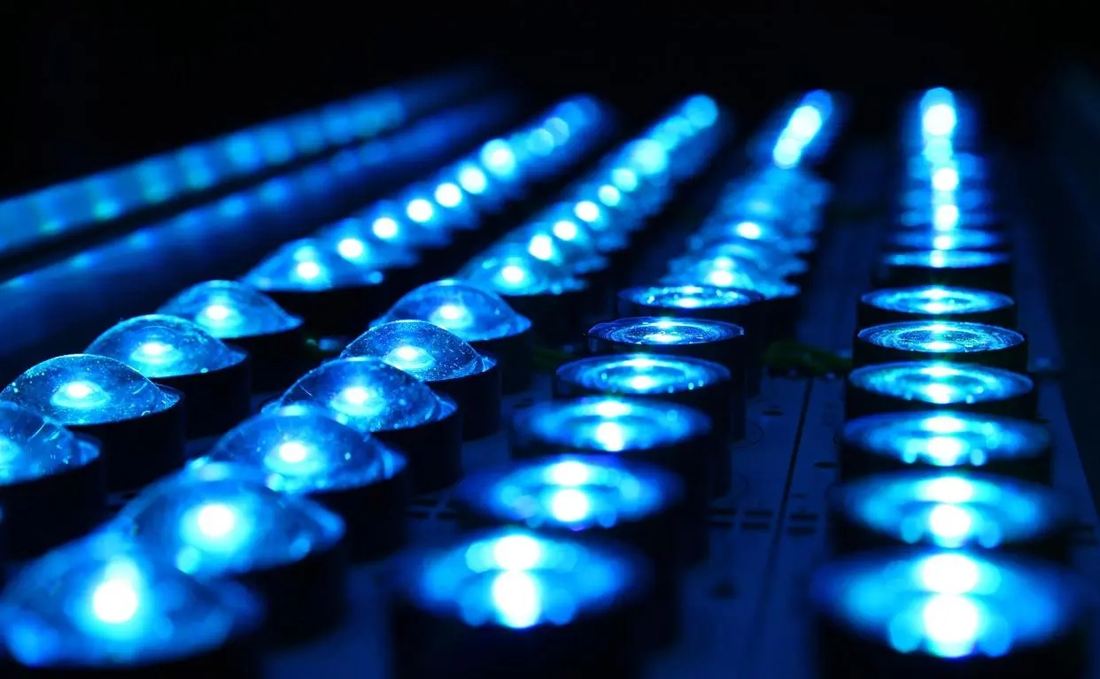 如何减少LED透明屏死灯的问题？