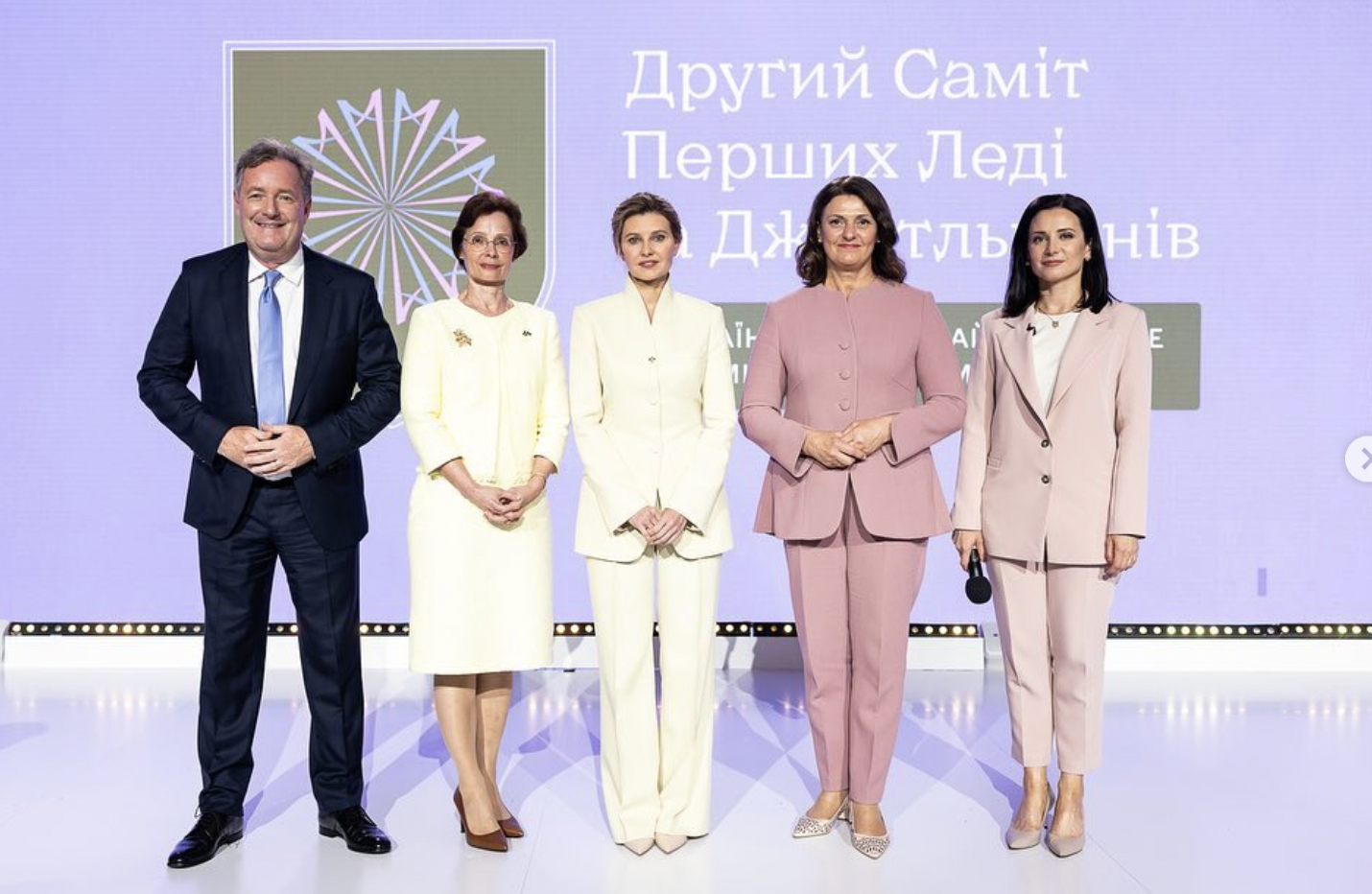 乌克兰第一夫人闪耀峰会！穿米白套装好美，泽连斯基气场不如老婆