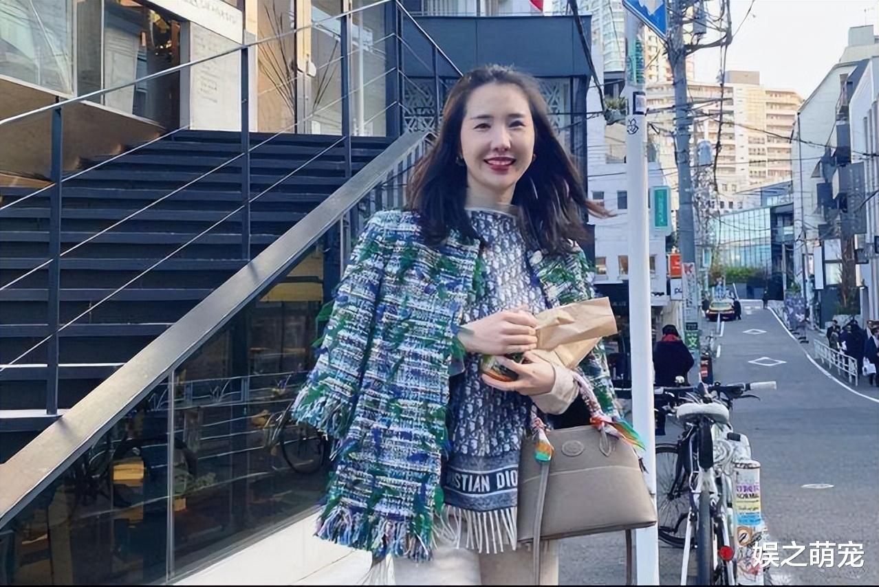 白敬亭|两个女人暗暗较量，张大奕变相“卖惨”，董花花发文另有目的？