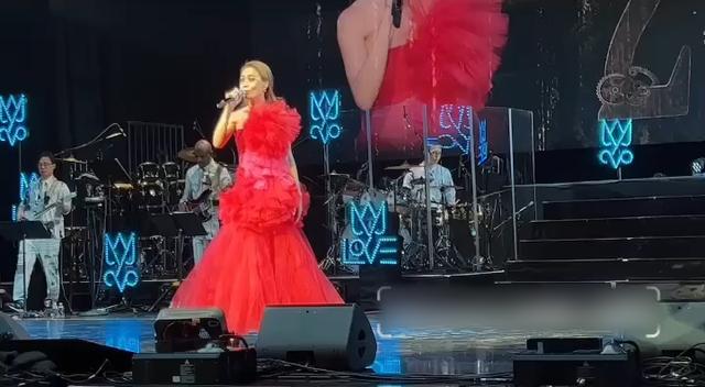 容祖儿|容祖儿美国开演唱会，泳装式演出服太暴露