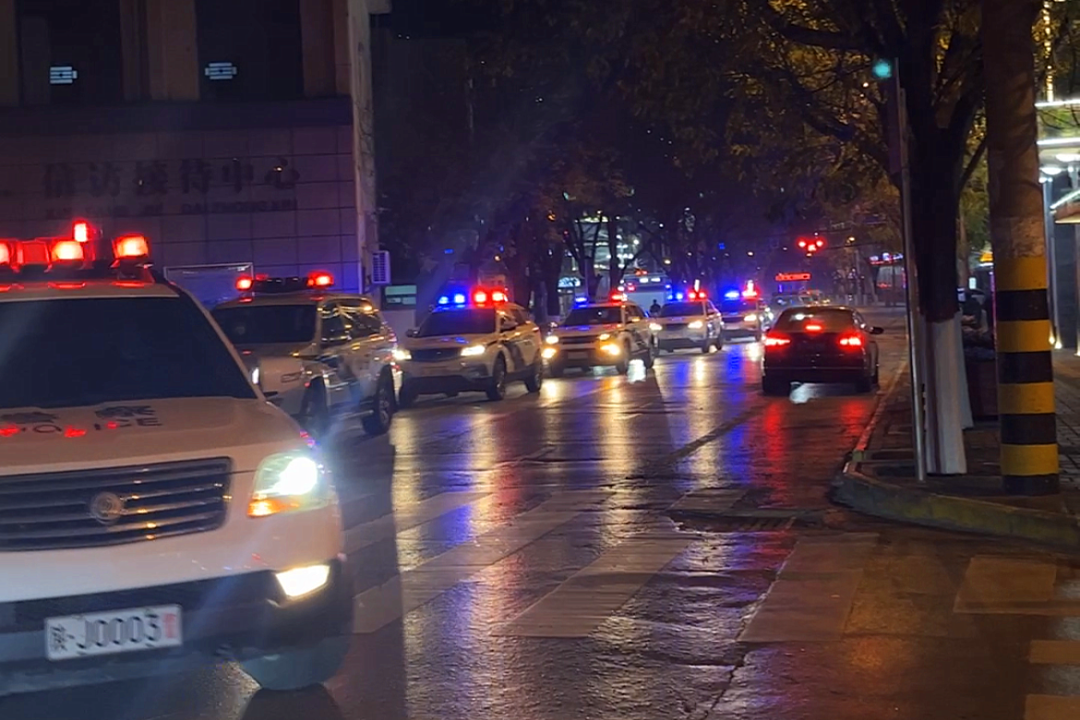 陕西延安发生重大刑案,嫌疑人杀人潜逃后被抓获,落网现场曝光