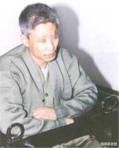 2003年刘涌被判死刑，行刑前喝了一口白酒，在脚镣处塞了1元钱