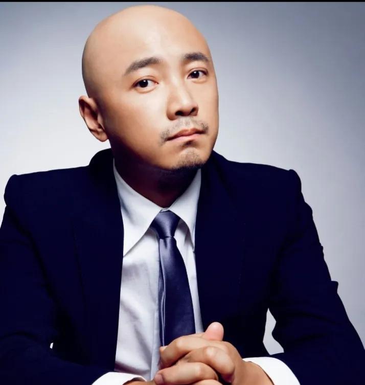 短发 人到中年,偏爱短发,甚至光头的越来越多,中年人的悲哀与无奈?