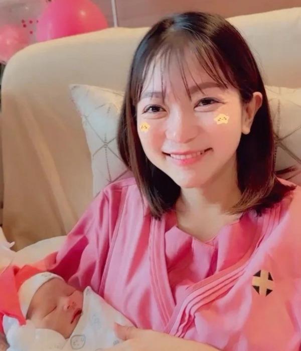 |泰国知名男星Mik向Weir女儿赠送出生礼物