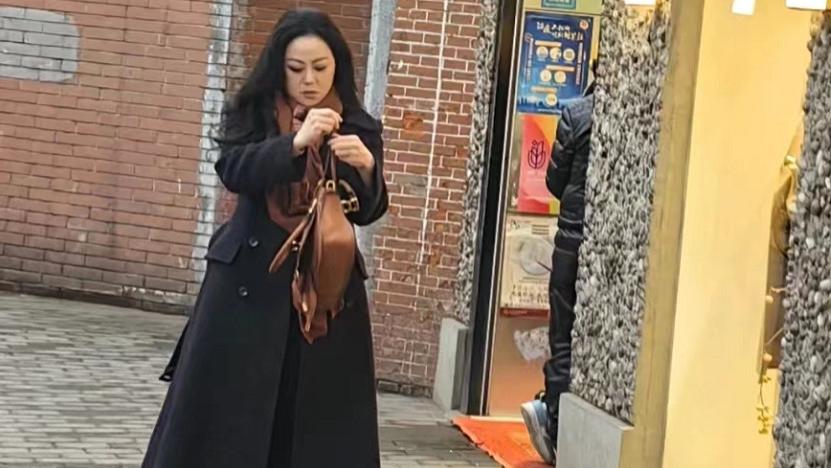 章小蕙|59岁章小蕙上海街头被偶遇，打扮精致气质出众，已长居内地做网红