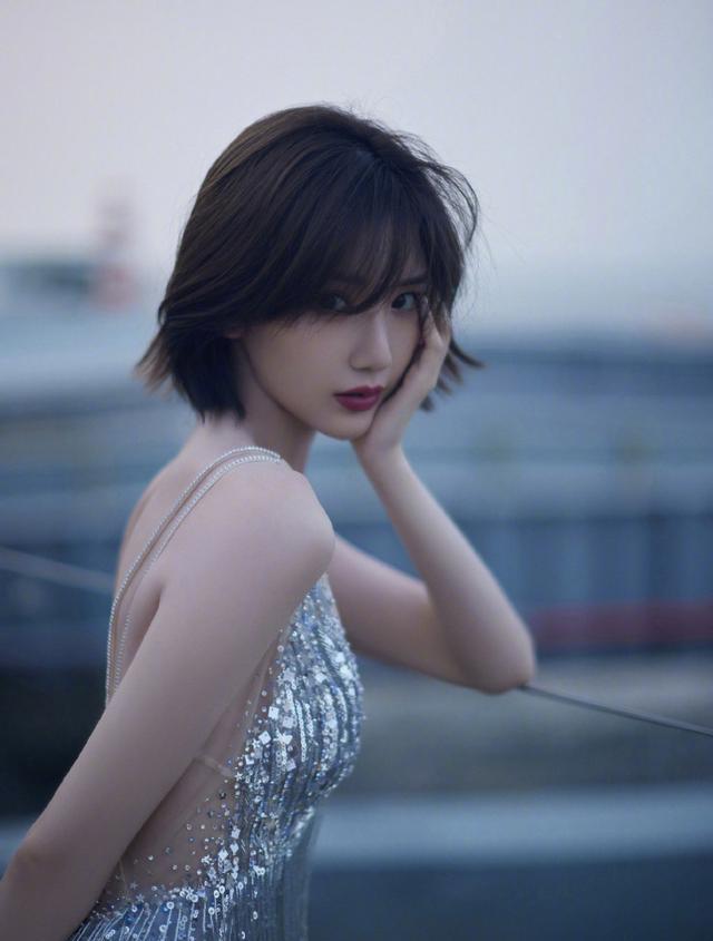 毛晓彤|毛晓彤身穿银色礼裙大秀美背！肤白貌美身材曼妙性感撩人