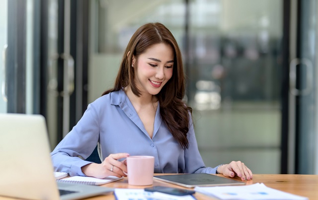 白领一族，如何保护好自己的颈椎？要做好4点，两种美食