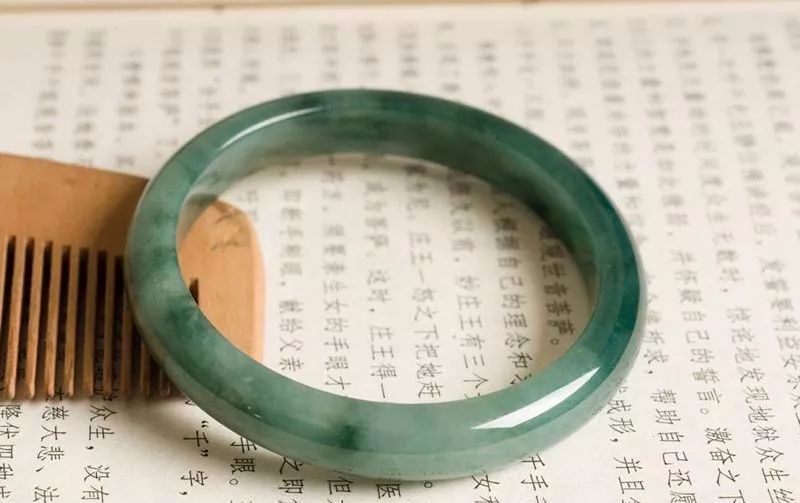 翡翠|男子买下50公斤翡翠原石, 切开引来众人围观,能否再创佳话?