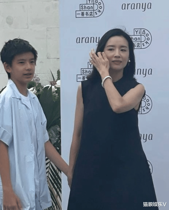 董洁|董洁带儿子参加活动，前夫潘粤明发文回应，13岁顶顶长相像爸爸