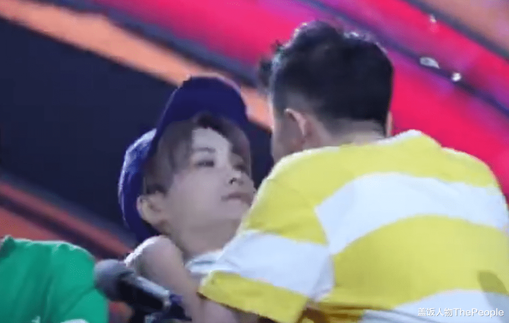 李佳航|女星被骚扰时男星的反应：大张伟李佳航真男人，黄渤王一博看热闹