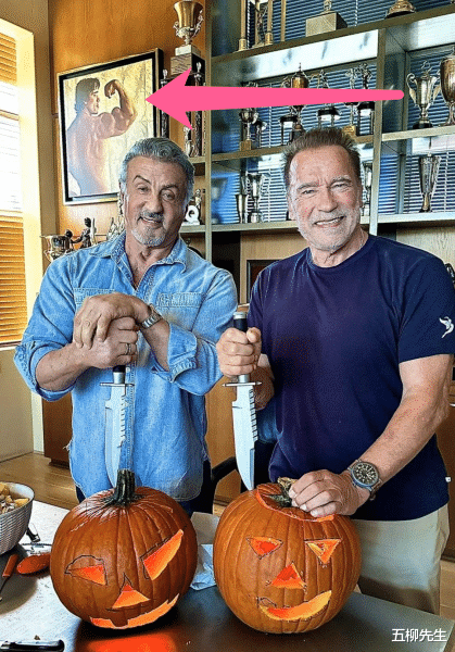 阿诺德·施瓦辛格|老当益壮!施瓦辛格史泰龙两大硬汉同框过万圣节,背后海报抢镜