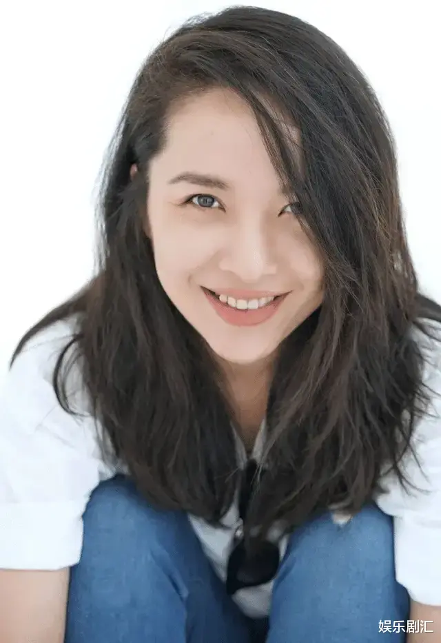 靳东|46岁靳东见商界大佬显拘谨,说话结巴,皱纹清晰,气质上就输了