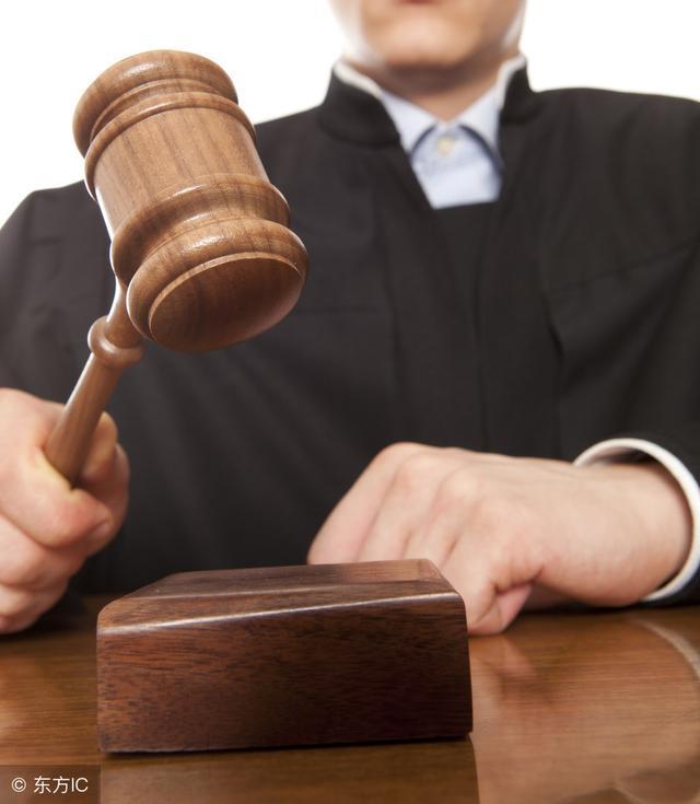 法院执行庭长异地拘留“老赖”,交给黑社会人员看管,被判刑