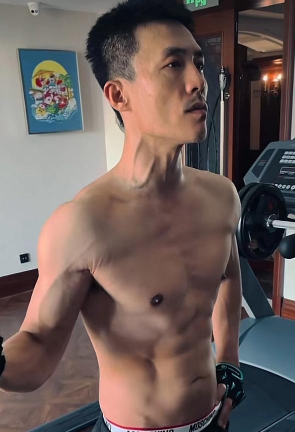 杜淳|杜淳晒健身肌肉照，被吐槽显老态，网友：看看隔壁彭于晏吧