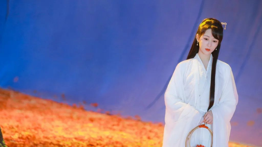 杨紫|杨紫身穿白色古装长裙，这种古典优雅的气质，真的太让人喜欢了