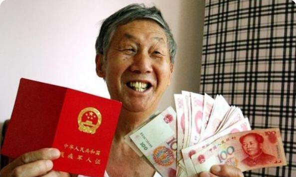 办理退休时,别忘拿着“离职档案”,不然退休后每月或少领720元