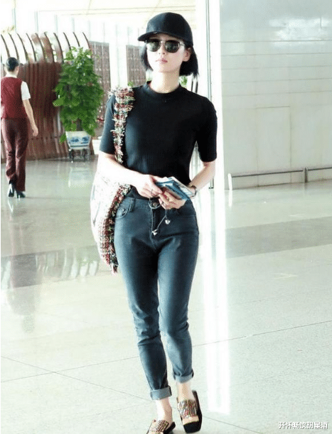 刘诗诗|“臂力棒”紧身牛仔裤搭配紧身短袖，刘诗诗大秀迷人小蛮腰！