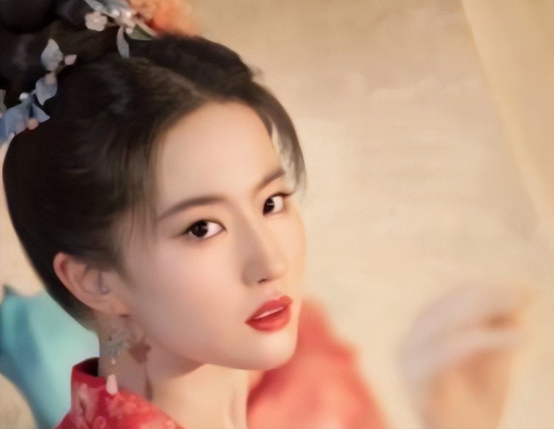 刘亦菲|刘亦菲儿童节逛游乐园视频曝光，戴卡通头饰素颜出镜，玩得开心