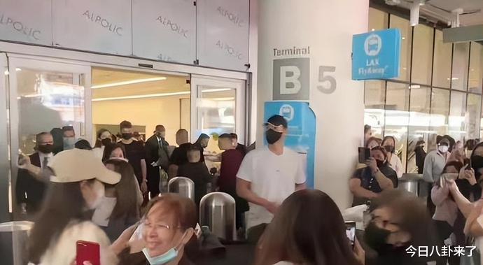 孙艺珍|玄彬孙艺珍抵达洛杉矶:6箱行李退出机场,孙艺珍抽空与粉丝合影