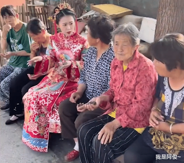 辽宁一新郎接亲迟到,新娘坐村口和大妈们嗑瓜子:新郎已身败名裂