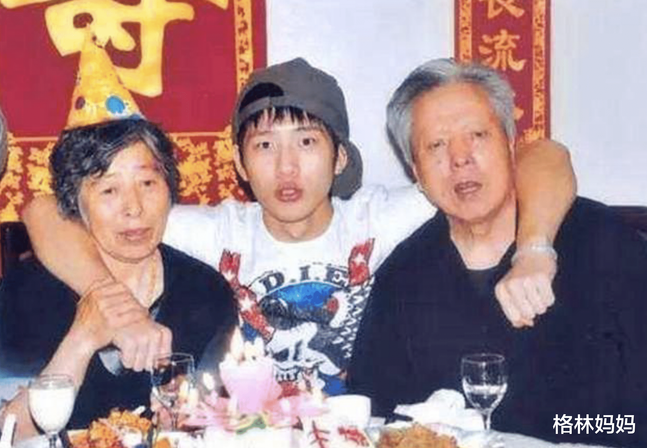 井柏然|出生28天就被遗弃,奶奶捡破烂将他养大,如今成功父母才来认亲