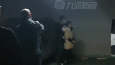 四川广安，一名10岁男孩乘坐电梯回家时，被一名陌生男子尾随