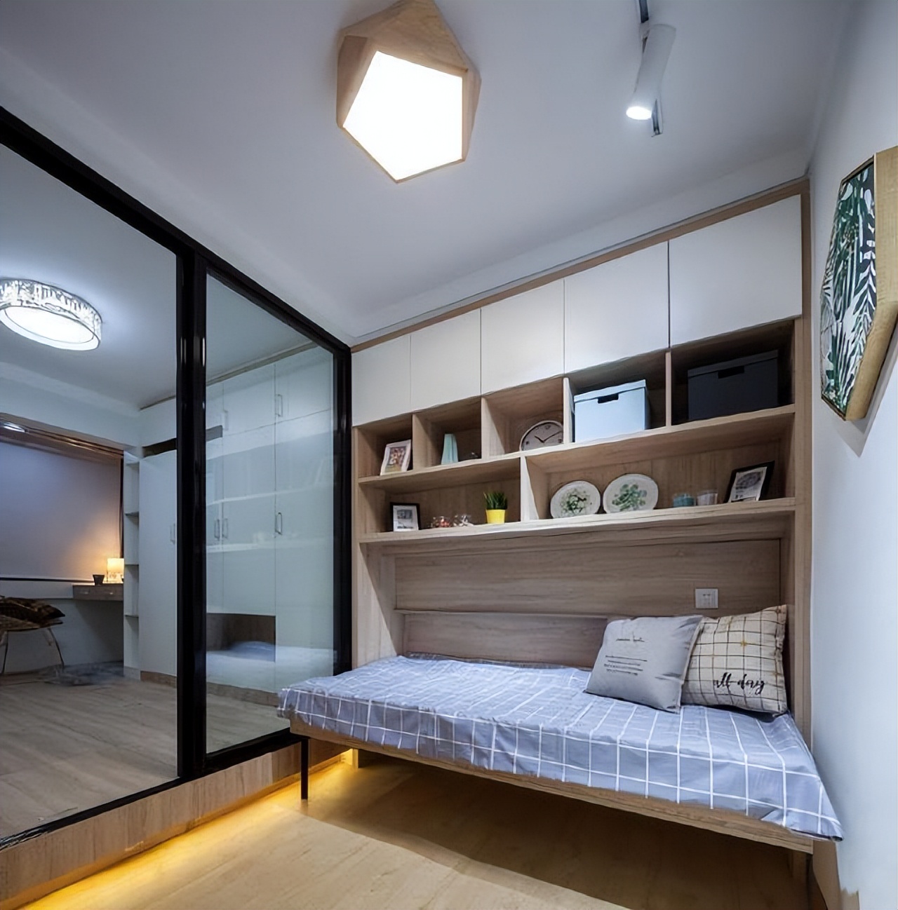 参观表哥的45㎡单身公寓,过道当卧室,储物柜当床,你见过不