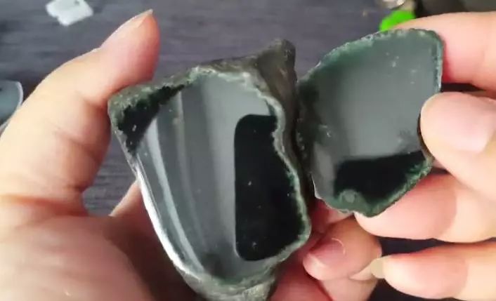 翡翠|瞒着老婆花5千买的翡翠原石,切出了极品墨翠,回家不用跪了!