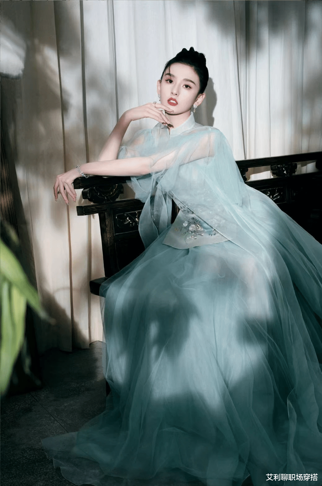 春晚|春晚明星扎堆比美，赵丽颖水墨长裙穿出国泰民安脸，秦岚惊艳宋祖儿俏皮