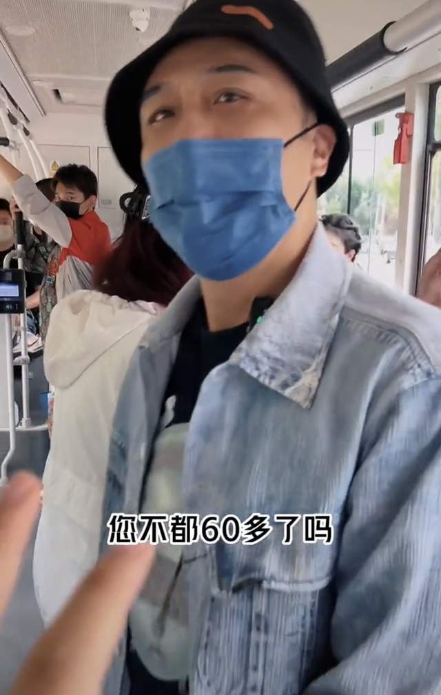 吴镇宇|60岁吴镇宇现身内地搭公交,坐老弱病残座遭质疑,穿着朴素无人识