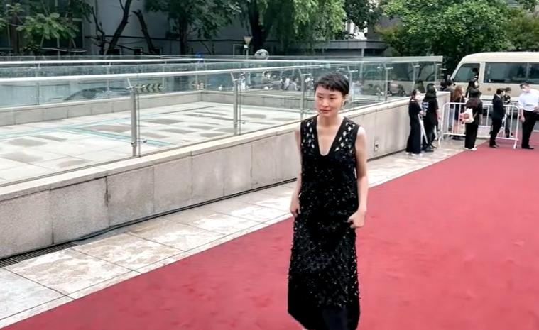 明星|明星走红毯排场真大，多名助理开道、搀扶，这是皇帝太后驾到？