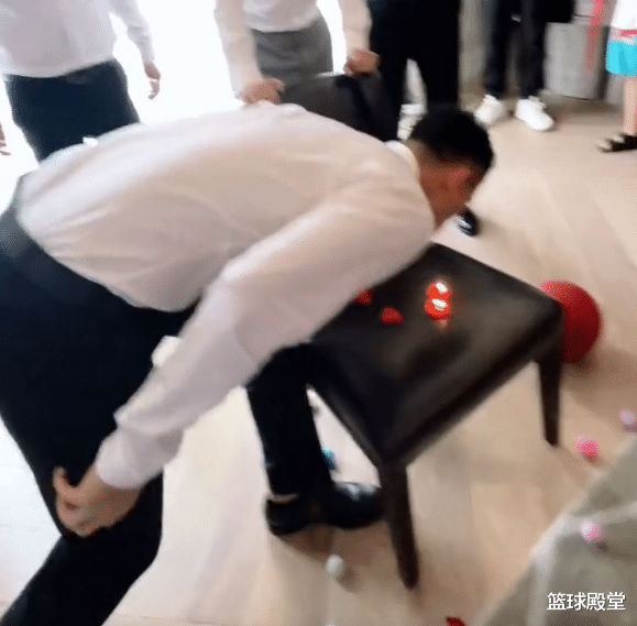 王君瑞|赵继伟接亲现场!众伴郎做游戏,继伟示爱老婆,连亲三下引欢呼