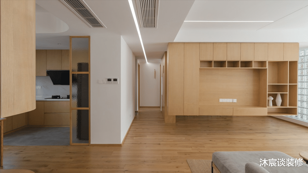 “穷装修”又赢了,他家用大白墙搭配原木家具,轻松打造清爽的家