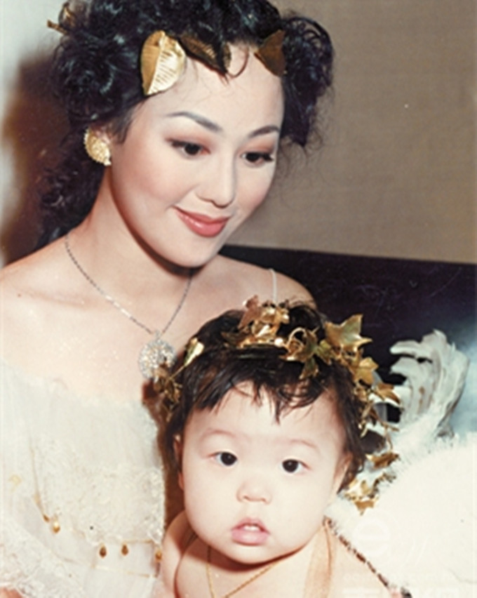 章小蕙|钟镇涛女儿晒合影,为后妈庆祝母亲节,与生母章小蕙已20年没同框