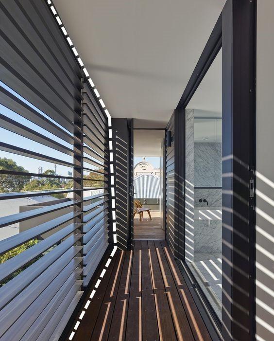 不走寻常路,阳台一半纳入客厅,留一半玻璃围起来,多个露台享乐