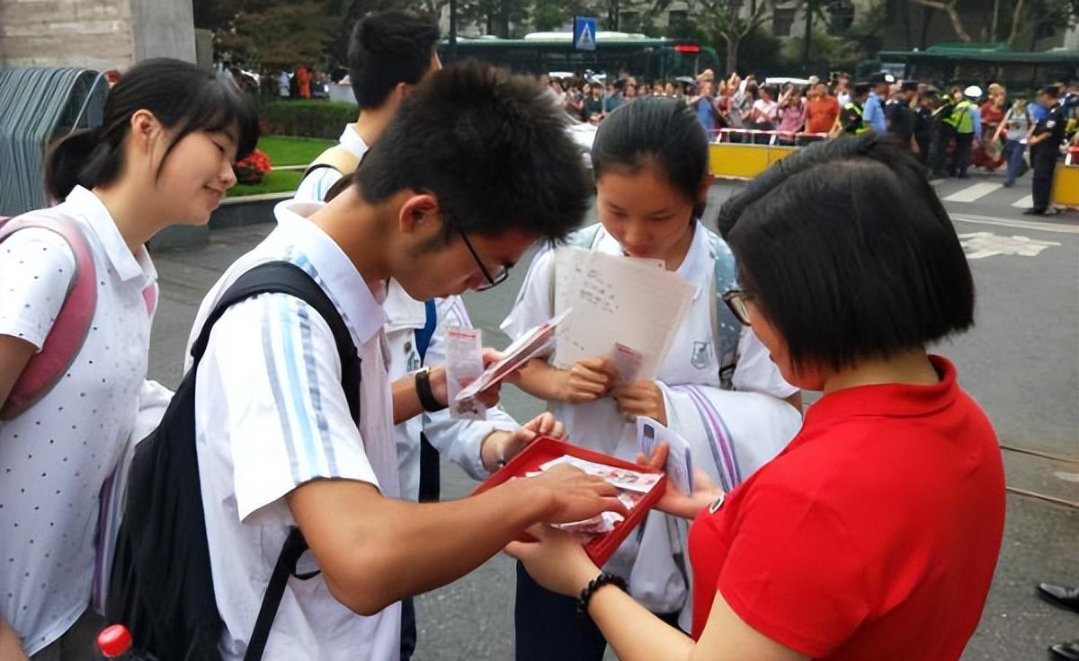 高考新增身份限制，部分学生成绩再好也无缘高考，2023考生需注意