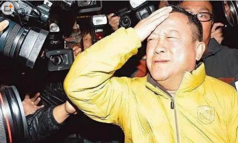 曾志伟|曾志伟：700位艺人助阵寿宴，金像奖为他改期，却被儿媳丢尽脸面