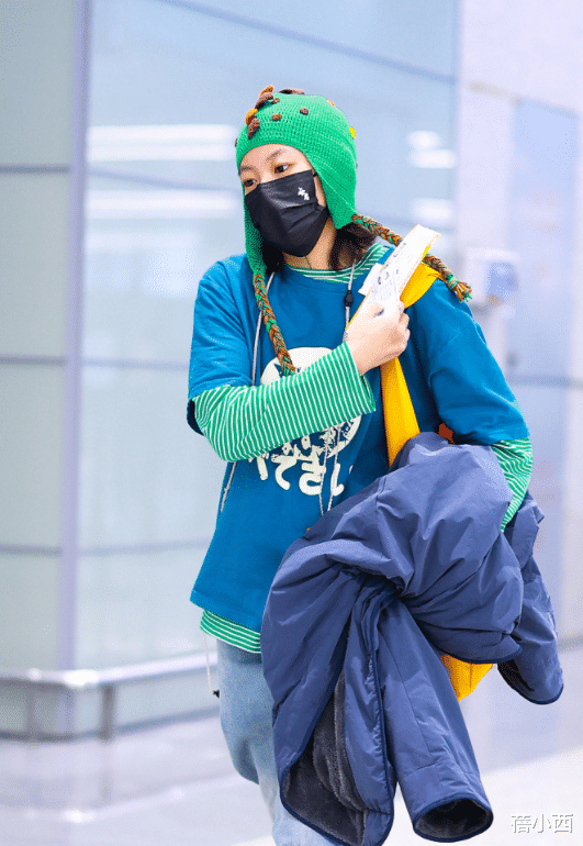 窦靖童|窦靖童不走寻常路，一身蓝绿撞色穿搭走机场，头上戴绿帽更戏精