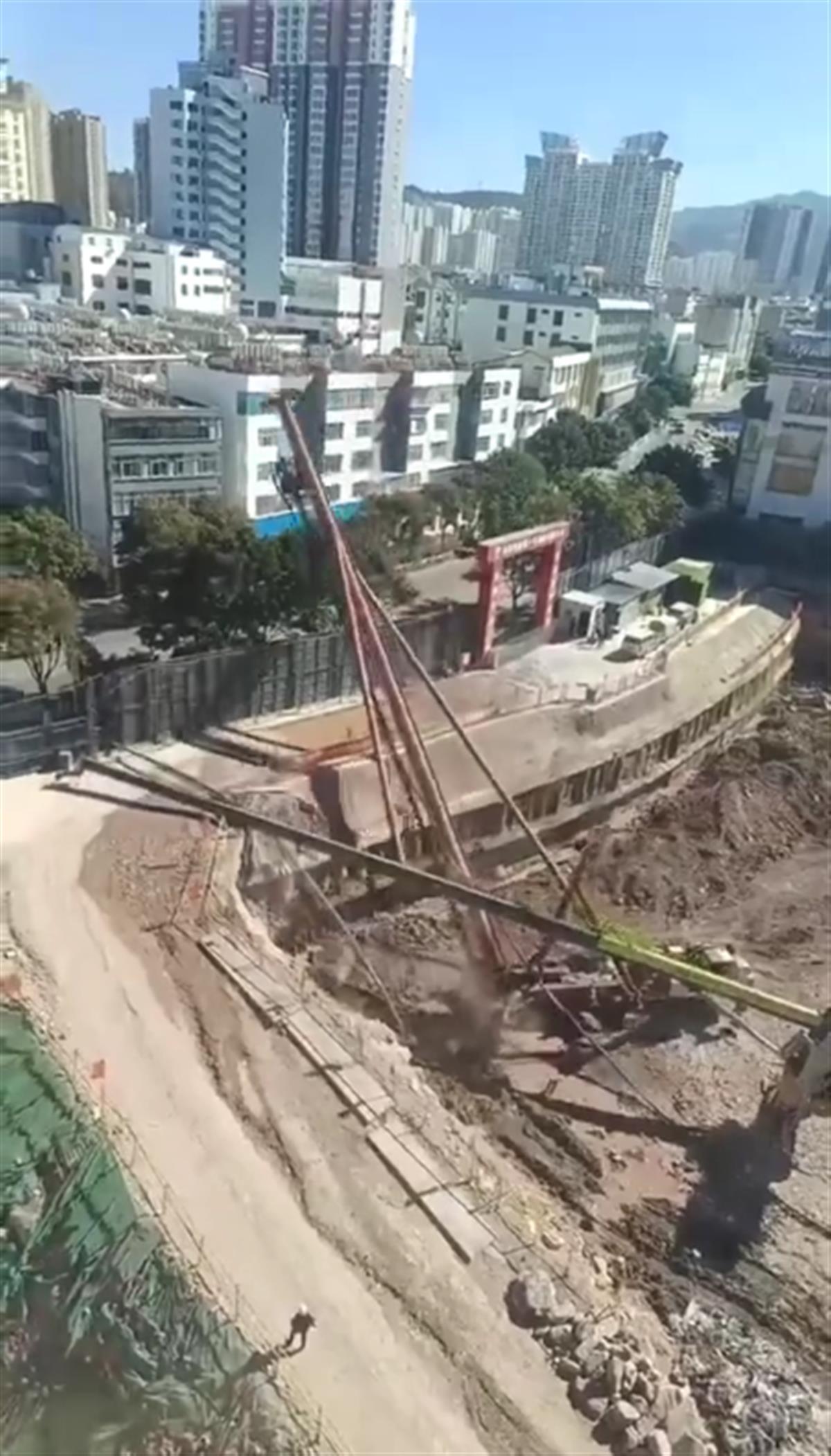 一工地两台大型机器倒塌,幸好无人受伤
